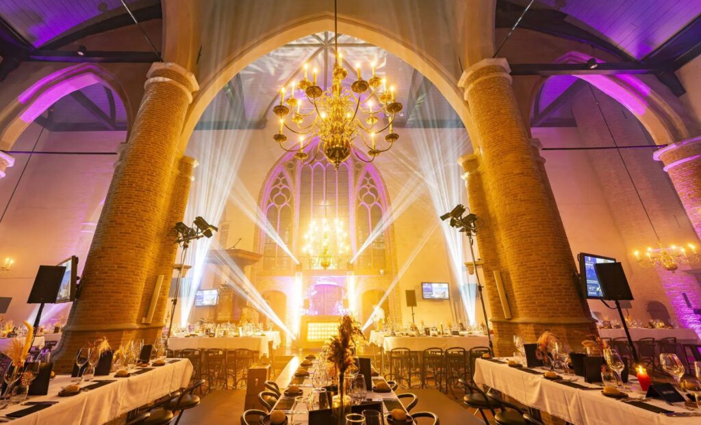 Feestelijk gedekte tafels tijdens de Benefietavond 2025